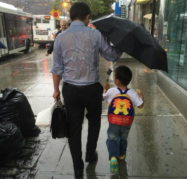 
Bức ảnh cha ướt đẫm lưng vì che mưa cho con từng khiến biết bao nhiêu con tim thổn thức.
