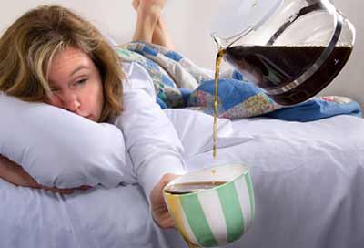 Bên cạnh đó, khi ăn sáng nhớ kèm thêm ly cà phê vì chất cafein trong cà phê làm giảm hiện tượng mạch máu ở đầu căng phồng ra, gây nhức đầu.