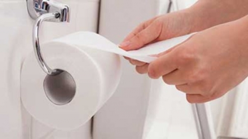 Nhiều người có thói quen dùng giấy vệ sinh thay cho giấy ăn hàng ngày vì tiện lợi. Ảnh minh họa.