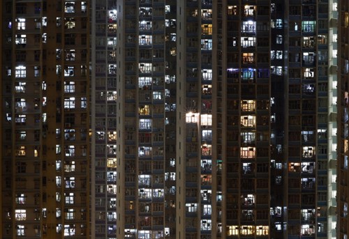 
Những căn hộ san sát, chật kín người tại Hồng Kông 
