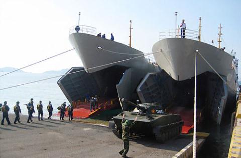 
Xe tăng PT-76 di chuyển vào trong tàu đổ bộ tự đóng của Việt Nam để chuẩn bị cho diễn tập.
