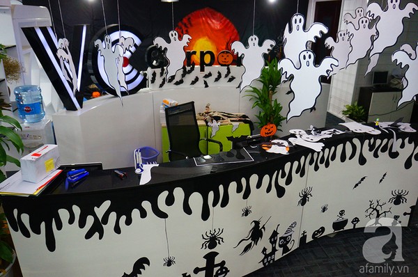 Trong tuần lễ Halloween, khách đến liên hệ công việc tại công ty truyền thông này có lẽ sẽ... rớt tim vì sợ.