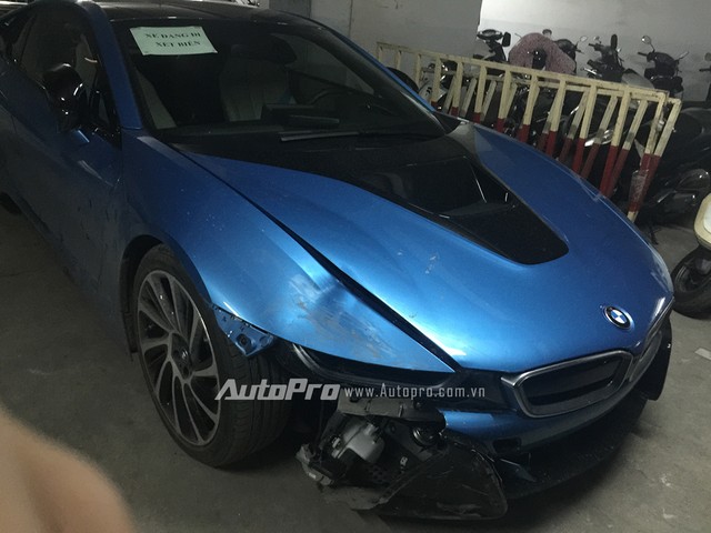 Phần đầu chiếc xe BMW i8 bị hư hại khá nặng.