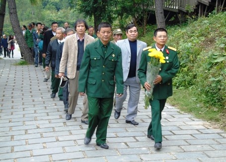 Đoàn người đi viếng mộ đại tướng Võ Nguyên Giáp.