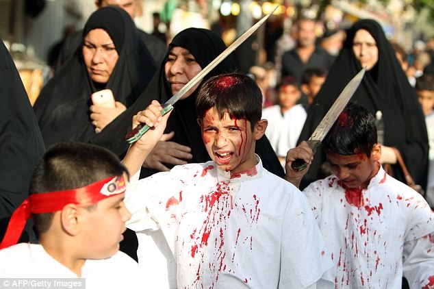 
Những cậu bé Hồi giáo Shi’ite thực hiện nghi lễ tự hành xác trên đường phố Baghdad, Iraq. (Ảnh: AFP)
