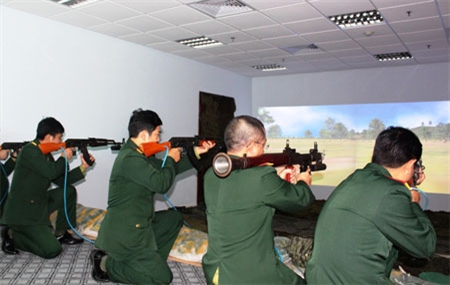 
Các kỹ thuật viên thao tác trên mô hình “trường bắn ảo” do Học viện Kỹ thuật Quân sự nghiên cứu, chế tạo.
