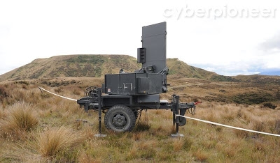 
Hệ thống radar này có thể xác định được cả vị trí phóng lẫn điểm trúng đạn, cũng như tự phòng vệ trước các loại tên lửa tấn công.
