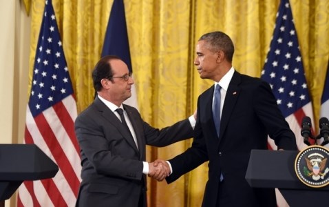 Dù bắt tay với nhau, ông Hollande (trái) và ông Obama vẫn không đạt được sự đồng thuận về tương lai của ông Assad trong vấn đề Syria. Ảnh AFP