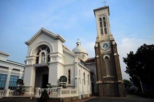 Huyện Sĩ tên thật là Lê Phát Đạt (1841 - 1900) gia tộc ông giàu có nức tiếng, là người mộ đạo nên ông bỏ tiền túi và đất của mình xây dựng hai nhà thờ Chí Hòa, Huyện Sĩ. 