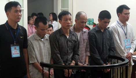 Nguyễn Đức Toàn (thứ 2 bên phải sang) cùng các bị cáo tại tòa (ảnh: M.Đ) 