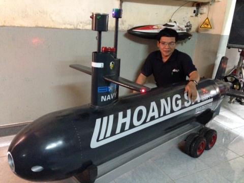 Ông Lê Ngà bên chiếc tàu ngầm mini Hoàng Sa do mình sáng chế.