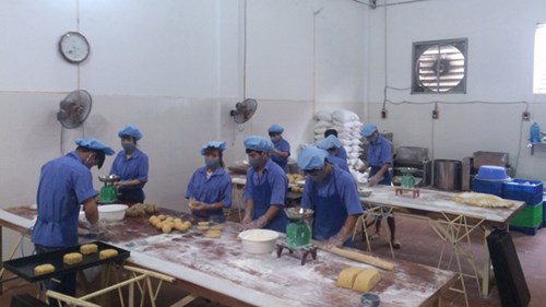 
Đoàn kiểm tra đột xuất tại cơ sở sản xuất bánh ở La Phù, Hoài Đức, Hà Nội.
