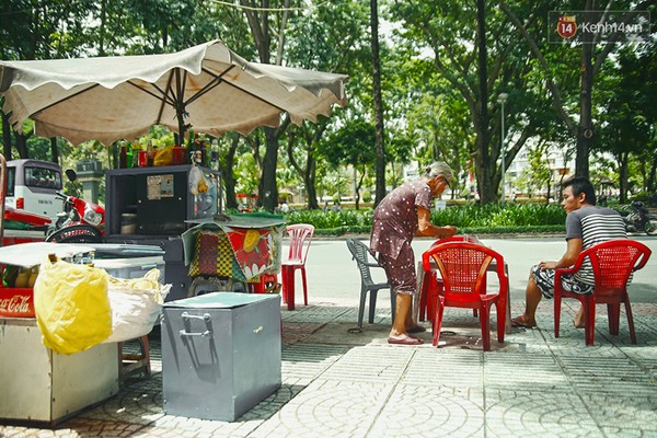 Đã gần 90 tuổi nhưng bà Ba vẫn gắn bó với hàng nước vỉa hè ở khu phố Tây Sài Gòn suốt 37 năm qua.