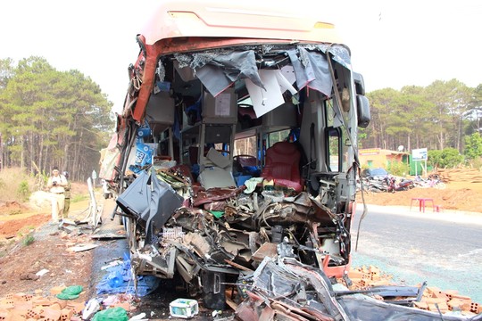 Xe khách tông xe tải, 2 người chết, hàng chục người bị thương