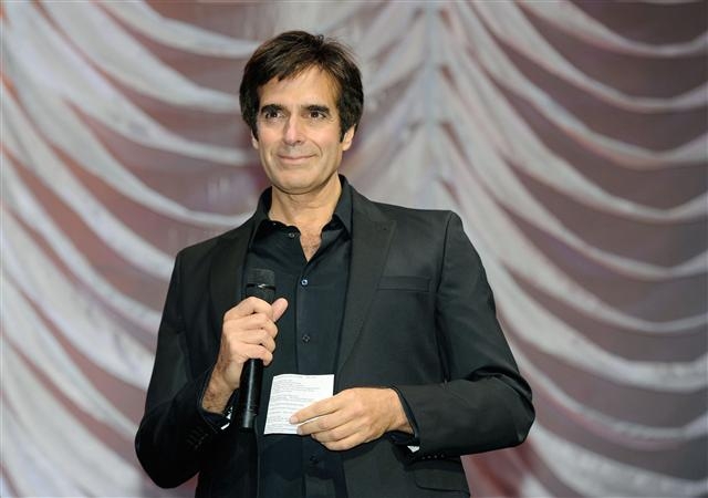 Ảo thuật gia David Copperfield. Ảnh chụp năm 2012 khi đang phát ngôn về các hoạt động công ích trong chương trình “Sức mạnh của yêu thương”.