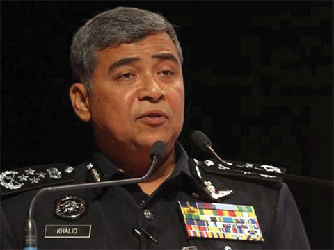 
Giám đốc cảnh sát Malaysia, ông Khalid Abu Bakar, thông báo về việc bắt giữ các nghi phạm
