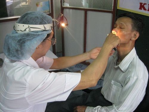 Khi bị viêm nhiễm amidan lâu ngày, bác sĩ tai mũi họng sẽ cân nhắc cắt amidan.