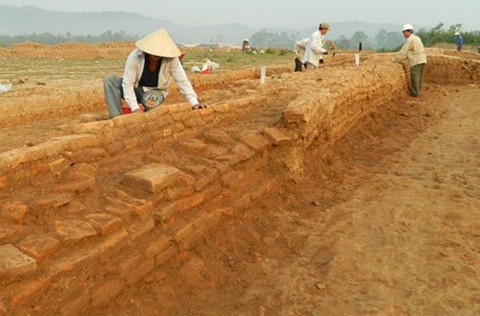 Khu vực hiện trường đang khai quật phát hiện khu nền tháp Chăm “bí ẩn”. (Ảnh: Viện khảo cổ).