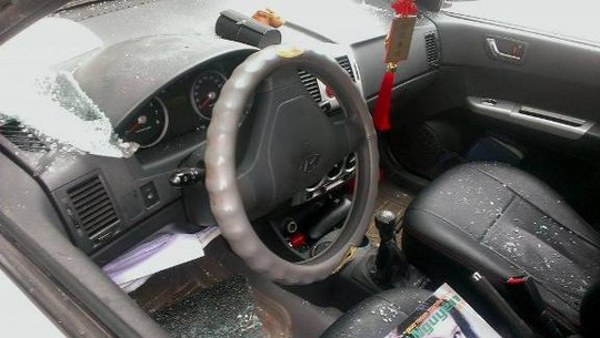 
Chiếc xe của nhà báo Nguyễn Ngọc Quang bị đập vỡ cửa kính (Ảnh: Người lao động)
