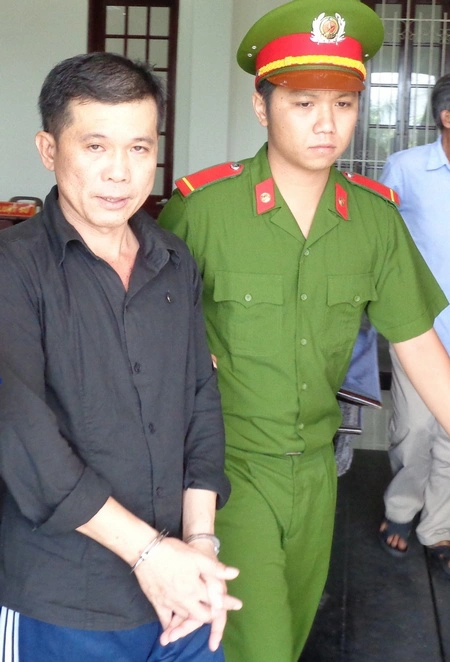 Bị cáo Nguyễn Bá Lộc bị dẫn giải về trại giam (Ảnh: Vĩnh Long Online)