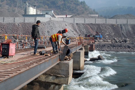 Một kỹ sư Trung Quốc giám sát công nhân xây cầu tại Ghari Dopatta, trong vùng Kashmir của Pakistan