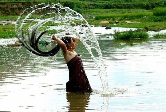 
 

Hình ảnh người phụ nữ Thái gội đầu bên bờ suối - Ảnh: Sưu tầm
