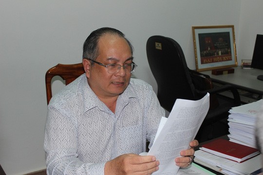 
Ông Huỳnh Ngọc Bông thông báo kết luận cuộc họp.
