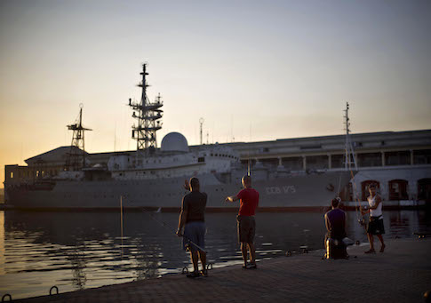 Tàu Viktor Leonov neo tại cảng Havana, Cuba ngày 21/1/2015. Ảnh: AP