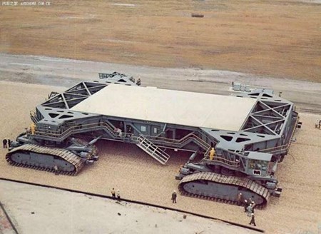 NASA Crawler, phương tiện vận chuyển đặc biệt của Cơ quan hàng không vũ trụ Mỹ (NASA), chuyên chở những chiếc tàu con thoi nặng hàng nghìn tấn từ kho bãi ra sân bay. Được chế tạo vào năm 1965 với chi phí 14 triệu USD, cỗ xe đạt trọng lượng 2.400 tấn, dài 40m, rộng 35m và sức chở tối đa 6000 tấn. Xe có thiết kế 8 bánh xích bố trí đều 4 góc. Mỗi bánh gồm 57 mắt xích, mỗi mắt xích nặng 900 kg.