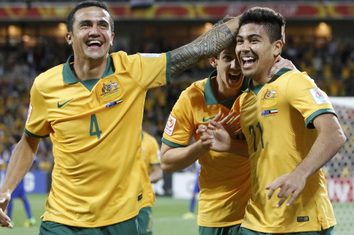 Lão tướng Tim Cahill (trái) và tiền vệ trẻ Massimo Luongo ăn mừng bàn thắng vào lưới Kuwait. Ảnh: Reuters