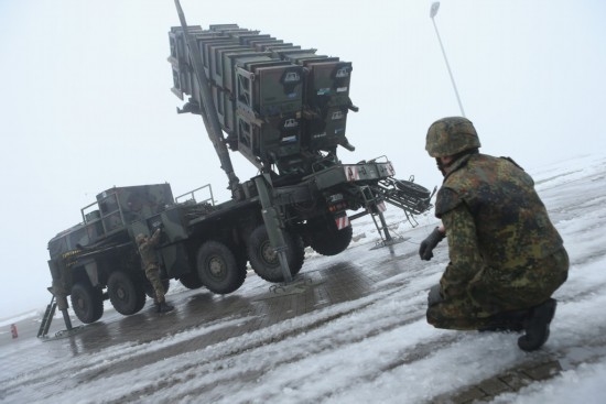 
Vũ khí đang mất uy trong mắt đồng minh NATO khi Ba Lan vừa đưa ra quyết định dừng mua hệ thống Patriot của nhà thầu quốc phòng Mỹ Raytheon.

Thông tin này được Tạp chí Defense News dẫn phát biểu của Bộ trưởng Quốc phòng Ba Lan Antoni Macierewicz cho biết.
