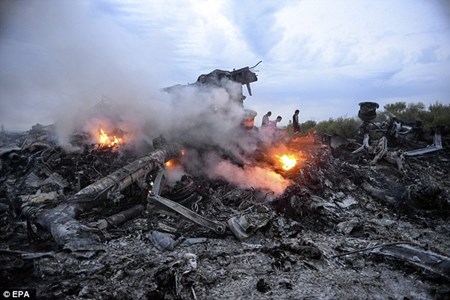 Am anh xac nan nhan MH17 xuyen thung mai nha