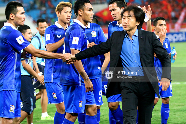 
Sau thất bại trước Thái Lan, dù rất buồn nhưng HLV Miura vẫn được các học trò bảo vệ.
