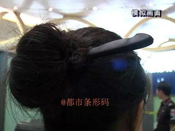 Người phụ nữ thản nhiên giấu dao vào búi tóc khi đi máy bay. (Nguồn: CCTV News)