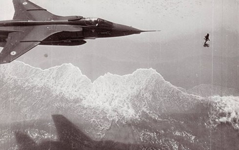 Bức ảnh ghi lại cảnh máy bay Jaguar bay ở độ cao 10m trên bờ biển cuối thập niên 1970.