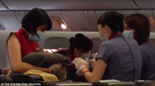 Các tiếp viên và một bác sĩ có mặt trên máy bay giúp bà mẹ trẻ sinh con thành công.