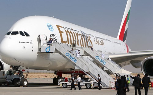 Hãng hàng không của Dubai Emirates đã vừa cho ra mắt chiếc Airbus A380 615 hồi cuối tuần qua. Chiếc máy bay có 615 chỗ ngồi này đánh bại kỷ lục máy bay A380 nhiều chỗ ngồi nhất do hãng Air France nắm giữ trước đó với 538 ghế. 