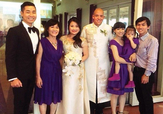 
Nguyên Khang và gia đình rạng rỡ trong đám cưới của cô út Anh Kim.

