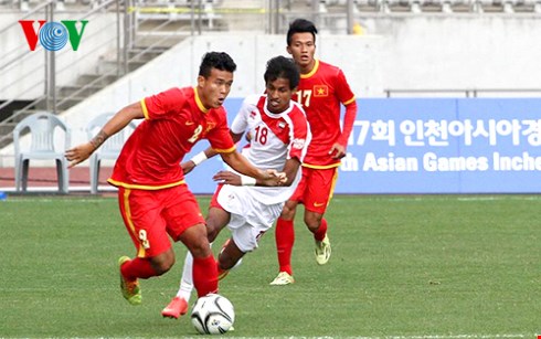 Tại Asiad 2014 trên đất Hàn Quốc, U23 Việt Nam bị đánh giá là yếu nhất bảng nhưng lại đi tiếp với ngôi đầu bảng. (Ảnh: Trọng Phú)