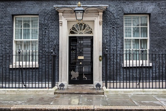 Hình bóng nghệ thuật của một chú mèo vừa chạy qua cánh cửa tòa nhà số 10 của Thủ tướng Anh