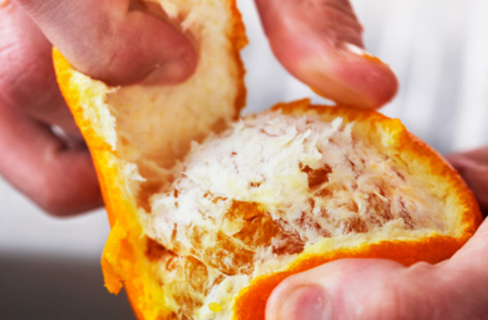 Vỏ cam sẽ có hoạt chất khiến xương cá mềm và tan theo nước bọt.