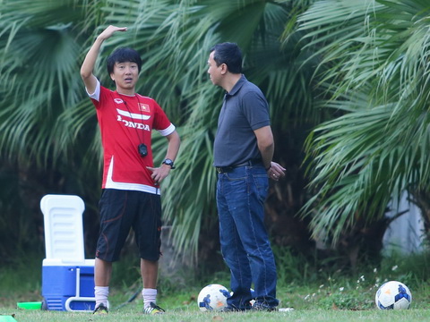 HLV Miura (trái) đang phải giải quyết một khối lượng công việc lớn ở đội Olympic Việt Nam. Ảnh: Bạch Dương