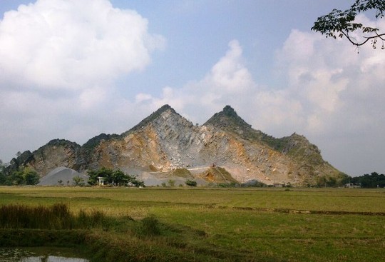 
Mỏ đá khu vực núi Vạc, xã Định Tăng - nơi treo rất nhiều các biển cấm quay phim chụp ảnh
