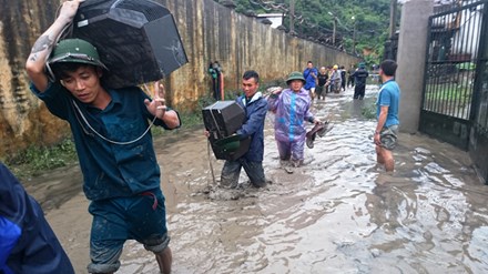 Lũ bùn tràn vào khu 4 Mông Dương (TP. Cẩm Phả) khiến các hộ dân phải sơ tán khỏi nhà. Ảnh: Tiền phong