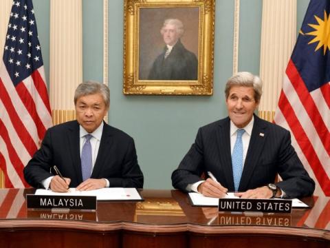
Phó Thủ tướng Malaysia Ahmad Zahid Hamidi và Ngoại trưởng Mỹ John Kerry

