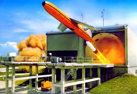 
Tên lửa Mace từ hầm ngầm phóng ra trong một lần diễn tập - Ảnh: Không lực Mỹ
