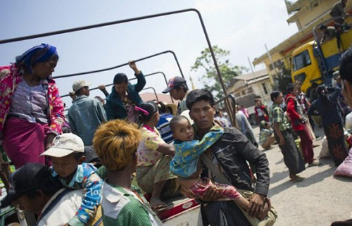 Người dân chạy trốn xung đột ở biên giới Myanmar-Trung Quốc tại một trại tị nạn ở  at a monastery in Lashio, Myanmar. Ảnh: AFP