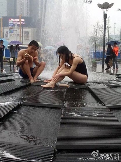 Cặp đôi thản nhiên tắm ở đài phun nước giữa thành phố