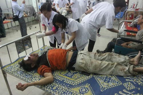 Công nhân bị thương đang được các bác sĩ cấp cứu. Ảnh: VietNamNet