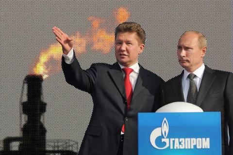 Chủ tịch Gazprom Alexey Miller (trái) và Tổng thống Putin